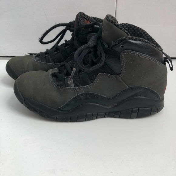 Boys Jordan Sneakers - Picture 2 of 5